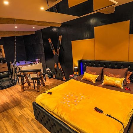 La Loveroom Bdsm Grassoise "La Chambre Des Desirs" Грас Екстериор снимка