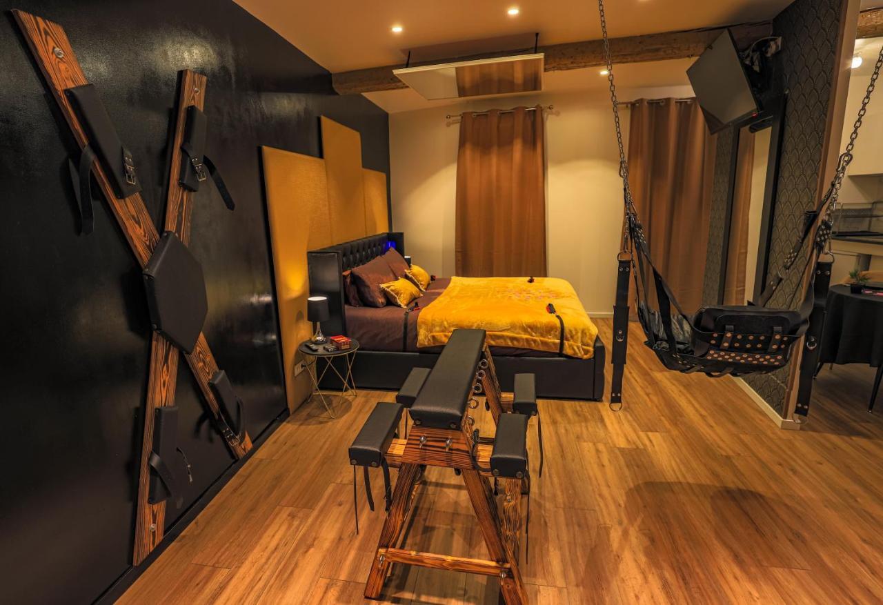 La Loveroom Bdsm Grassoise "La Chambre Des Desirs" Грас Екстериор снимка